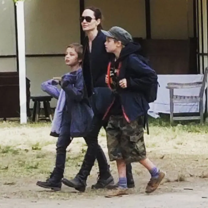 Angelina Jolie dan anak-anaknya. (radaronline.com)