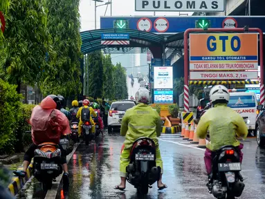 Pengendara sepeda motor memasuki Tol Pulomas, Jakarta, Sabtu (8/2/2020). Pengendara sepeda motor memasuki Tol Pulomas lantaran Jalan Ahmad Yani perempatan Gudang Garam terendam banjir setinggi lutut orang dewasa. (merdeka.com/Imam Buhori)