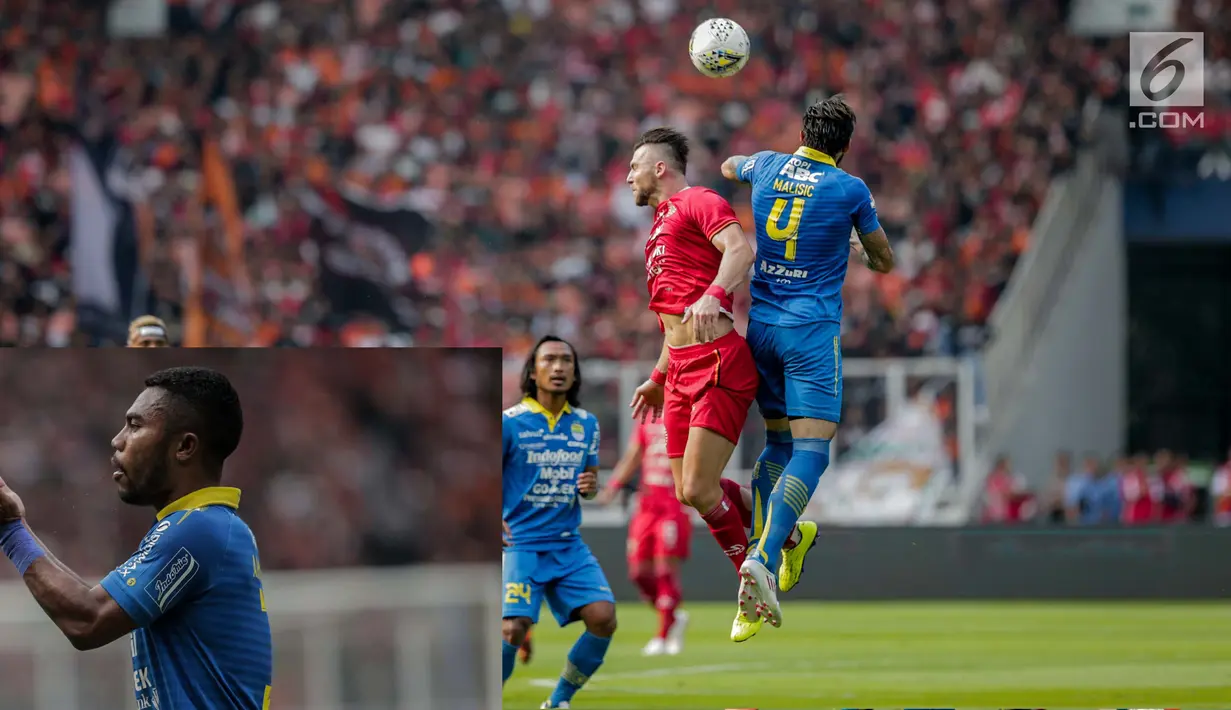Striker Persija Jakarta, Marco Simic (kedua kanan) berebut bola dengan pemain Persib Bandung Bojan Malisic pada pertandingan Shopee Liga 1 di Stadion Utama GBK, Senayan, Jakarta, Rabu (10/7/2019). Dalam pertandingan babak pertama Persija vs Persib masih imbang 0-0. (Liputan6.com/Faizal Fanani)