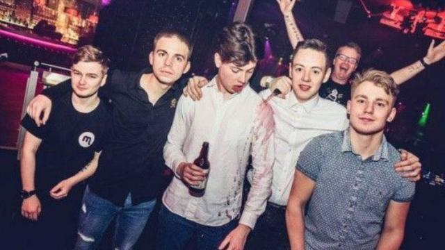 6 Potret Pasrah Orang Lagi Sial, Ngenes Lihatnya