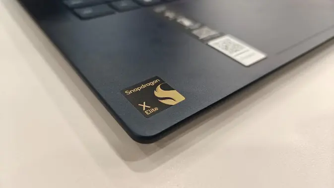 <p>Lenovo Yoga Slim 7x yang resmi meluncur hadir di Indonesia dipersenjatai oleh Snapdragon X Elite. (Liputan6.com/Agustinus M. Damar)</p>