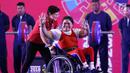 Atlet Para Powerlifting Indonesia, Nurtani Purba melambaikan tangan usai mengangkat beban di kelas Womens Up 73kg Asian Para Games 2018 di Jakarta, Rabu (10/10). Nurtani Purba meraih perak dengan total angkatan 1115 kg. (Liputan6.com/Helmi Fithriansyah)