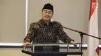 Tokoh Nasional Jimly Assidiqqi, menjadi pembicara dalam seminar Perhimpunan Indonesia Tionghoa (INTI), Prospek Indonesia 2018 di Jakarta, Sabtu (16/12). Seminar membahas berbagai persoalan bangsa antara lain isu sentimen SARA. (Liputan6.com/Iwan)