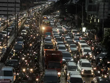 Sejumlah kendaraan melintas di Jalan Jenderal Gatot Subroto, Jakarta, Jumat (3/3). Jakarta menempati posisi ketiga dari 390 kota yang berasal dari 48 negara di seluruh dunia.(Liputan6.com/Yoppy Renato)