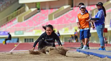 Selvy Merryna Atlet asal Papua Cabang Olahgara Atletik berhasil meraih Medali Emas di nomor Lompat Jauh Putri Klasifikasi T12 di Stadion Utama Lukas Enembe, Sabtu (6/11/2021). Berdasarkan data Minggu (7/11), total ada 20 medali berhasil dikumpulkan Papua. PB.PEPARNAS XVI PAPUA/Ronaldy Irfak