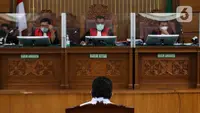 Ferdy Sambo terdakwa dugaan pembunuhan berencana Nofriansyah Yosua Hutabarat atau Brigadir J mengikuti sidang lanjutan di PN Jakarta Selatan, Jakarta, Selasa (31/1/2023). Latar belakang pembunuhan diduga karena Putri telah dilecehkan Brigadir J saat berada di Magelang pada Kamis, 7 Juli 2022. Dugaan ini telah dibantah oleh pihak keluarga Brigadir J. (Liputan6.com/Herman Zakharia)