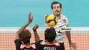 Pevoli Amerika Serikat, Aaron Russel, berusaha memasukkan bola saat melawan China pada laga Volleyball Nations League 2022 di Brasil, Jumat (10/6/2022). (AP/Eraldo Peres)