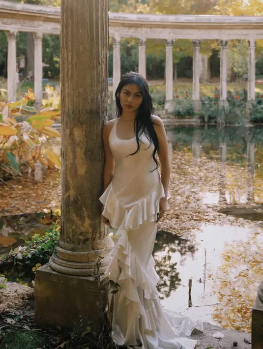 Look ini terasa seperti perpaduan antara gaya klasik Eropa dengan sentuhan modern yang minimalis. Rambut panjang yang dibiarkan tergerai natural serta pose santai di tangga batu memperkuat aura anggun tanpa kesan berlebihan. [@npmalina]