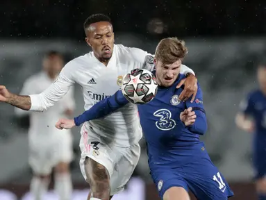 Penyerang Chelsea, Timo Werner dan bek Real Madrid, Eder Militao bersaing memperebutkan bola pada leg pertama semifinal Liga Champions di Stadion Alfredo Di Stefano, Rabu (28/4) dini hari WIB.  Real Madrid hanya mampu bermain imbang 1-1 melawan Chelsea. (AP Photo/Bernat Armangue)