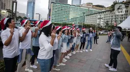 Paduan suara Christmas Carol menghibur pengguna jalan di depan pedestrian Plaza Indonesia, Jakarta, Rabu (18/12/2019). Acara ini berlangsung pada tanggal 18-20 Desember 2019 mulai pukul 17.00-19.00 WIB. (Liputan6.com/Faizal Fanani)