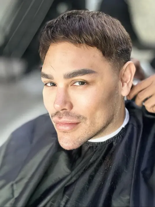 Namun desainer fashion ternama ini tetap menyisakan brewoknya. Wajah macho Ivan Gunawan makin terlihat jelas. (Liputan6.com/IG/@iivan_gunawan)