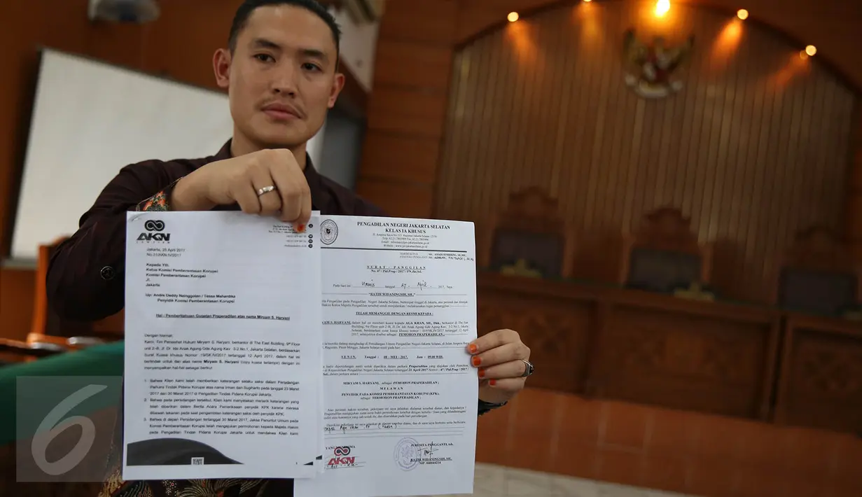 Tim pengacara mantan anggota Komisi II DPR, Miryam S Haryani menunjukkan surat panggilan sidang permohonan praperadilan untuk KPK di PN Jakarta Selatan, Senin (8/5). Sidang perdana praperadilan Miryam ditunda pekan depan. (Liputan6.com/Immanuel Antonius)