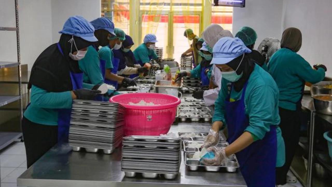 Ratusan Dapur MBG Disulap Pemerintah buat Layani Korban Banjir Sumatera