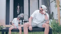 Sharena Gunawan kerap membagikan momen keseruan bareng keluarga di akun Instagram miliknya. Nah, ini beberapa foto yang menunjukkan kemiripan sang ayah, Ryan Delon dengan putranya,  Ryshaka Dharma Situmeang. Keduanya sering bergaya sama. Jadi mirip seperti adik kakak? (Liputan6.com/IG/@mrssharena)
