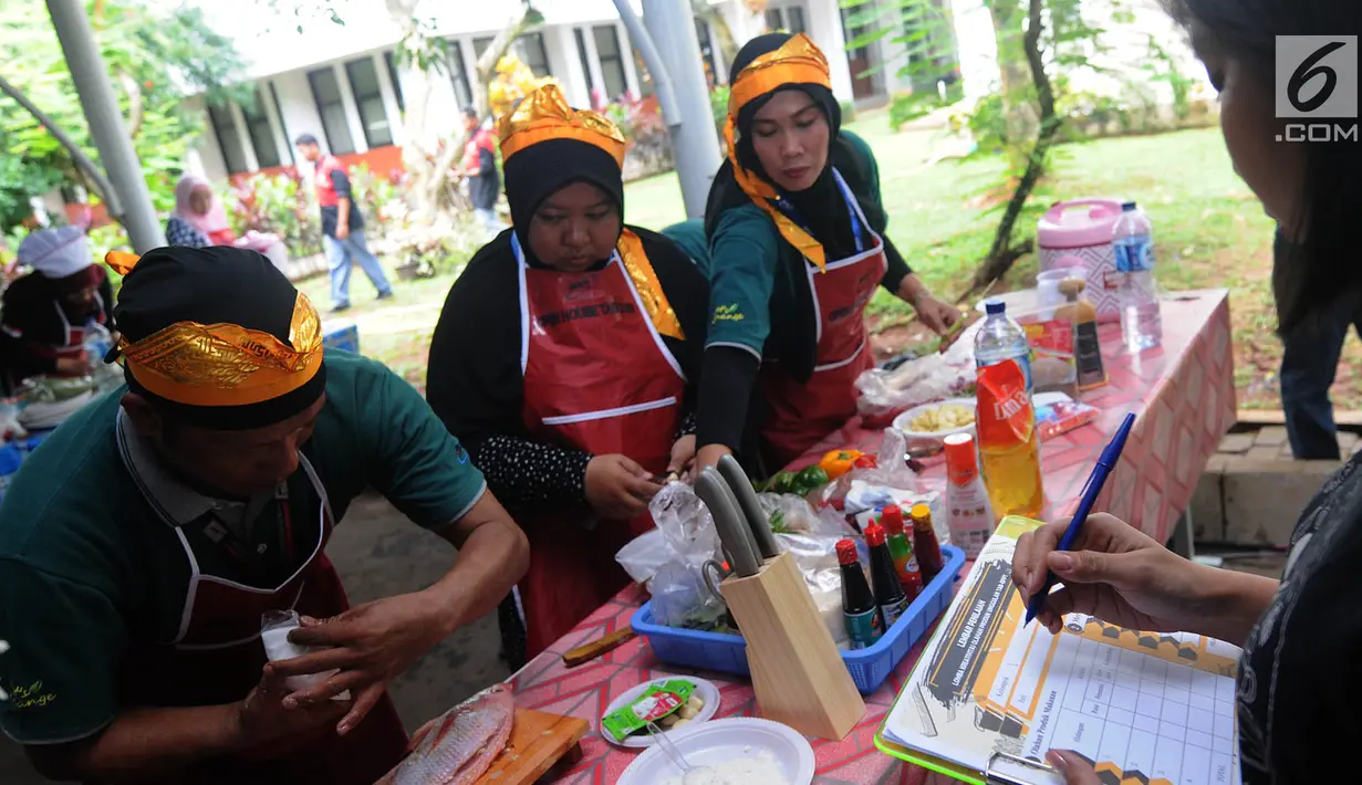 Karyawan Badan Pengkajian dan Penerapan Teknologi (BPPT) beradu cepat saat lomba masak di Puspitek, Setu, Tangerang Selatan, Kamis (24/1). Lomba masak ini bertema 'Masakan Nusantara'. (Merdeka.com/Arie Basuki)