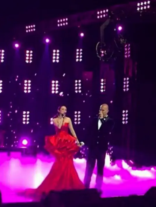 Raden Terry Tantri Wulansari atau dikenal dengan sapaan Mulan Jameela adalah wanita yang kini menjadi pendamping Ahmad Dhani. Mulan beberapa terakhir belakangan menjadi perbincangan karena video permintaan maafnya. (via instagram/@mulanjameelaahmad)