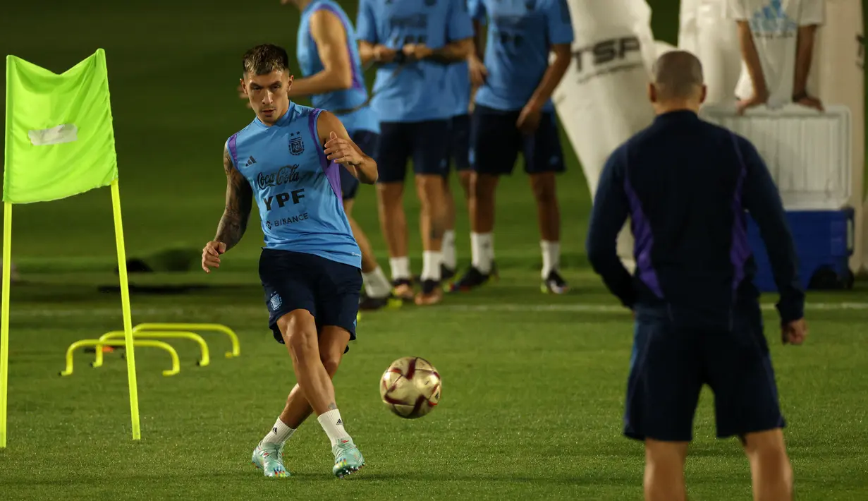 Bek Argentina #25 Lisandro Martinez mengikuti sesi latihan timnas jelang partai Final Piala Dunia 2022 melawan Prancis di Doha, Qatar, Kamis (15/12/2022). Diketahui, Lionel Messi sejauh ini menjadi tulang punggung permainan Timnas Argentina dan bermain sejak babak penyisihan grup sampai semifinal. (Paul ELLIS / AFP)