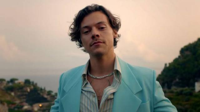 6 Potret Fesyen Harry Styles Dalam Video Klip Golden Lifestyle Liputan6 Com