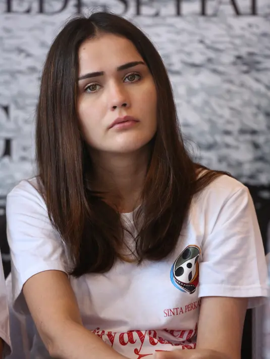 Senk Lotta hadir saat syukuran jelang proses syuting film Jangan Berheti Menyayangi Aku di kawasan BSD, Tangerang Selatan, Kamis (12/3/2020). (Adrian Putra/Fimela.com)