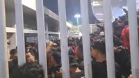 Suasana kisruh saat suporter Timnas Indonesia berdesakan saat memasuki tribune SUGBK. (Bola.com/Muhammad Adi Yaksa)