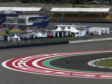 World Superbike bakal menggelar dua sesi latihan bebas (FP1 dan FP2). Sesi ini sangat penting lantaran tim-tim dan pembalap kali pertama mencoba dan mengumpulkan data untuk setelan motor di Sirkuit Mandalika. (AP Photo/Achmad Ibrahim)