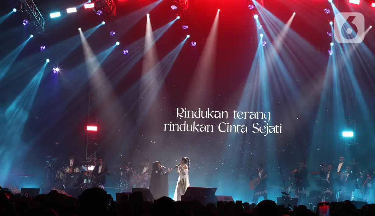 Penyanyi Yura Yunita saat tampil bersama ibunya dalam pertunjukan Tutur Batin Live in Concert
2023 di Tennis Indoor, Kompleks Gelora Bung Karno Jakarta, Jumat (15/6/2023). Yura Yunita
bersama ibunya menyanyikan lagu berjudul Pulang. (Liputan6.com/Helmi Fithriansyah)