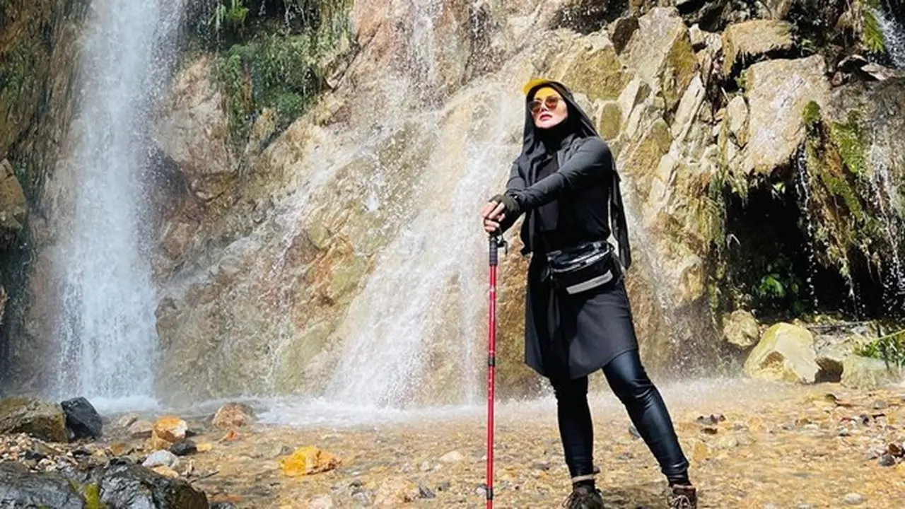 Selalu Tampil Mewah, Ini 7 Gaya Liburan Sarita Abdul Mukti di Alam