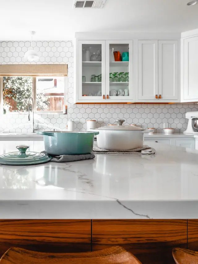 Contoh ilustrasi backsplash dapur yang bersih