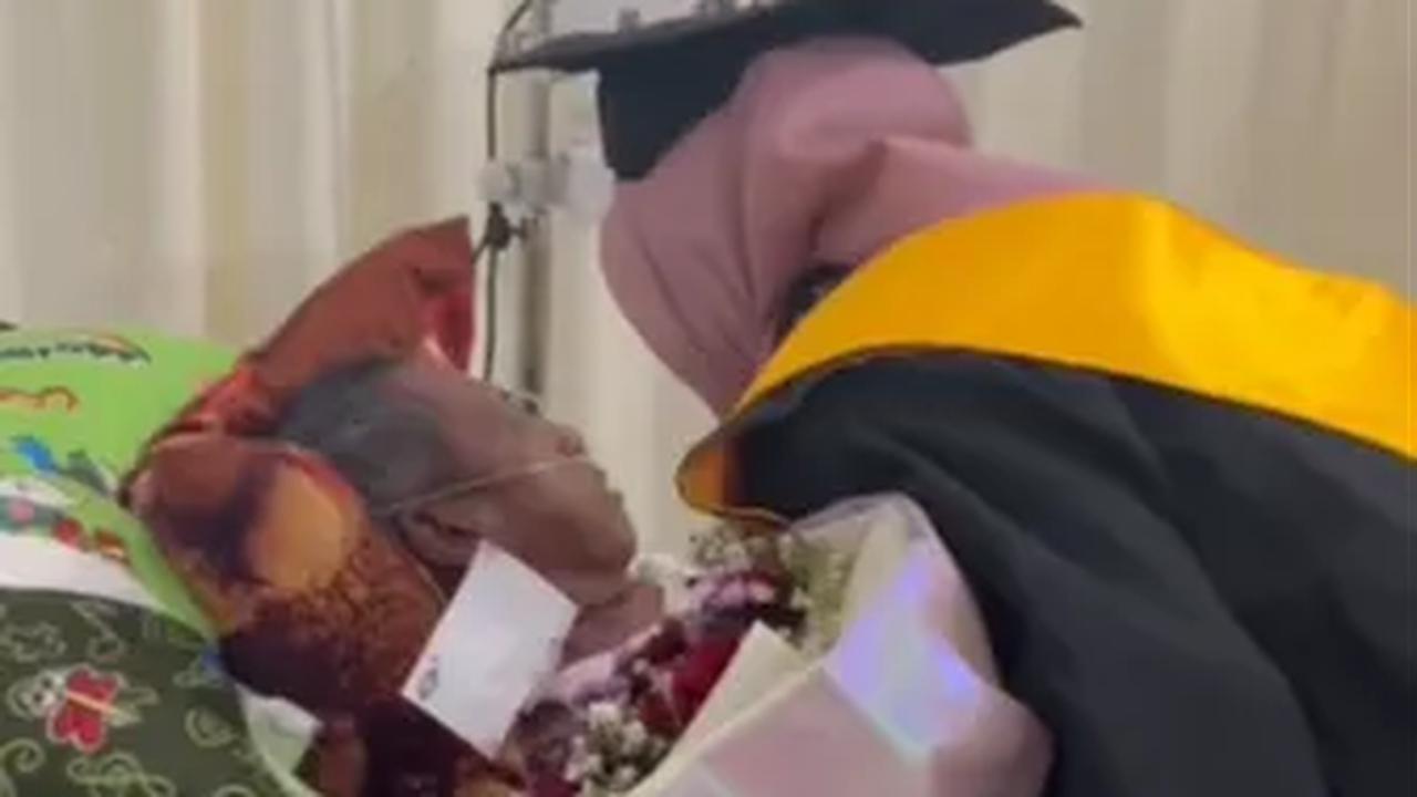 Ia kemudian langsung menemui sang ayah yang masih terbaring di kasur rumah sakit. <br>