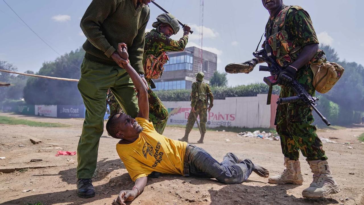 FOTO: Aksi Tolak Pusat Karantina Ebola Berujung Bentrok di Kenya