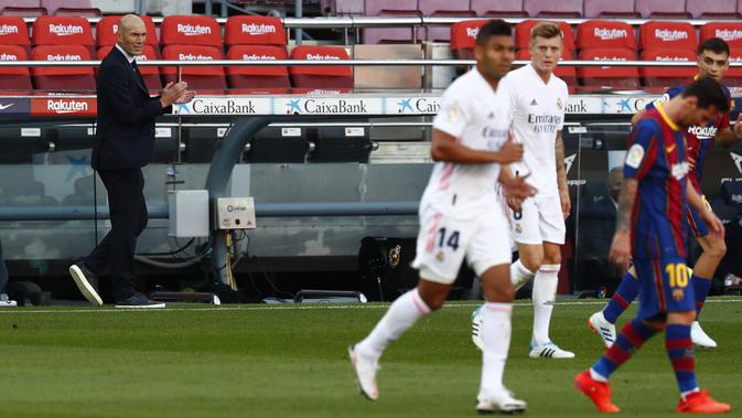 Pelatih Real Madrid, Zinedine Zidane, memimpin timnya meraih kemenangan 3-1 atas Barcelona pada laga pekan ketujuh La Liga Spanyol, Sabtu (24/10/2020) malam WIB. (AP Photo/Joan Monfort)