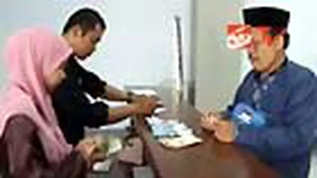 Jamaah Ramai-ramai Tukar Riyal di Asrama Haji