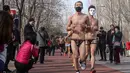 Peserta mengambil bagian dalam lomba lari tahunan Undie Run di Olympic Forest Park, Beijing, 24 Februari 2019. Sejarahnya event Maraton Undie Run merupakan gerakan sosial lingkungan yang pertama kali diselenggarakan di California, AS. (Photo by STR / AFP)