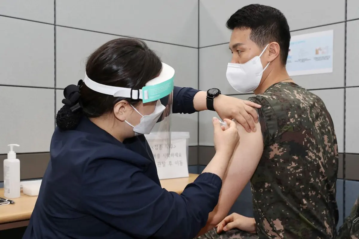 FOTO: Tentara Korea Selatan Mulai Disuntik Vaksin COVID-19