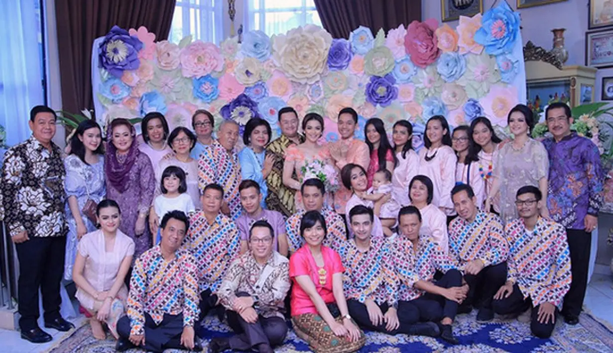 Hal yang sama juga diungkapkan oleh adik Shezy Idris tersebut dalam media sosialnya. "Berkat perjodohan merekalah aku dan surya bisa sama-sama hingga sekarang. Aku di Indonesia surya di Boston," tulis shezaidris. (Instagram/shezaidris)