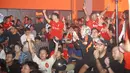 Fans The Rads merayakan gol ke gawang Manchester City saat acara Roaring Night di 15th Park Kemang, Jakarta, Minggu (10/3/2024). (Bola.com/Syahkist Afi Daib)