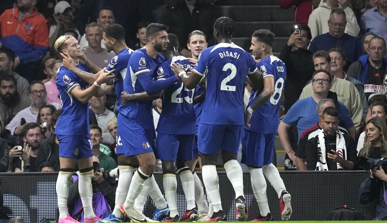 Selebrasi pemain Chelsea setelah Armando Broja mencetak gol kedua ke gawang Fulham dalam pertandingan pekan ketujuh Premier League 2023/2024 yang digelar di Craven Cottage, Selasa (3/10/2023) dini hari WIB. (AP Photo/Kin Cheung)