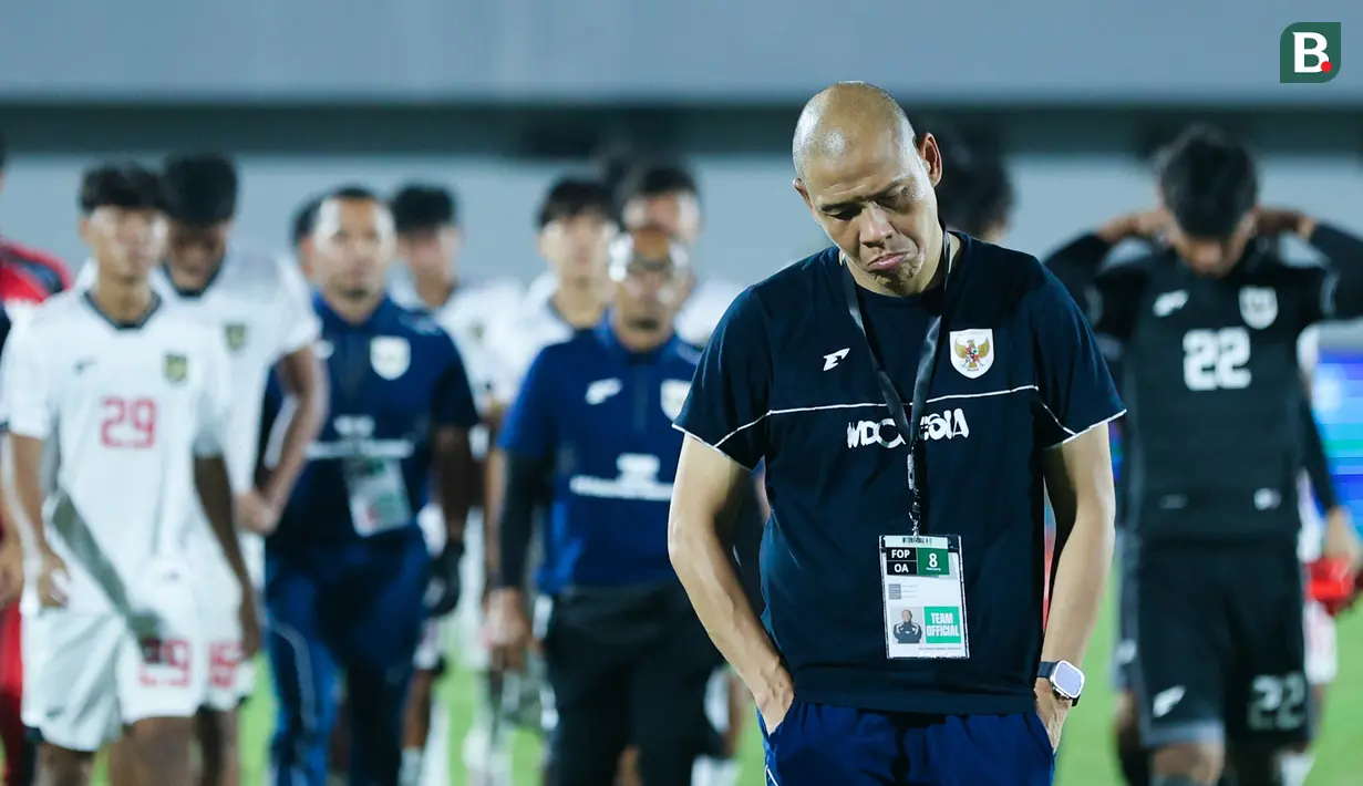 Pelatih Timnas Indonesia U-17, Nova Arianto tertunduk lesu usai memimpin tim asuhannya bertanding melawan China dalam laga uji coba di Indomilk Arena, Tangerang, Banten, Minggu (8/2/2026). (Bola.com/M Iqbal Ichsan)