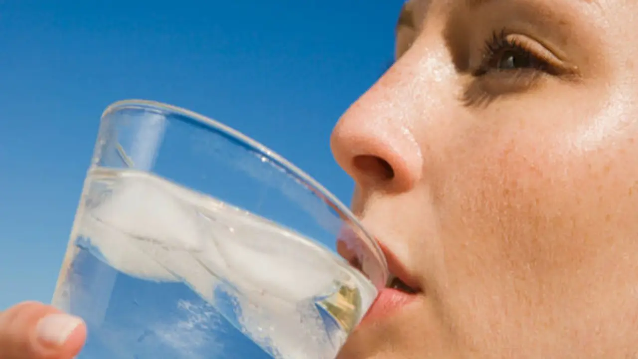 Minum air garam
