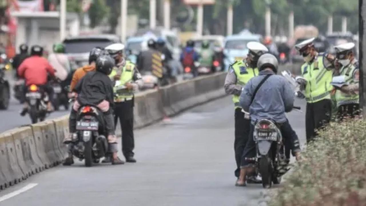 Walaupun menyebut opsi pemberian sanksi tilang harus diletakkan pada urutan terakhir, namun Sahroni menegaskan bukan berarti polisi tidak boleh melakukan tilang manual sama sekali. Terlebih jika terdapat pelanggaran yang fatal dan membahayakan.