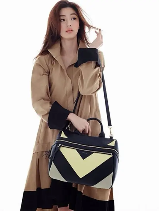 Saat itu, Min ho mengenakan pakaian serba putih dan Jun Ji memakai dress merah. Terlihat sangat mesra dan serasi, ternyata keduanya sedang syuting dan beradegan romantis. (Instagram/Junjihyunofficial)