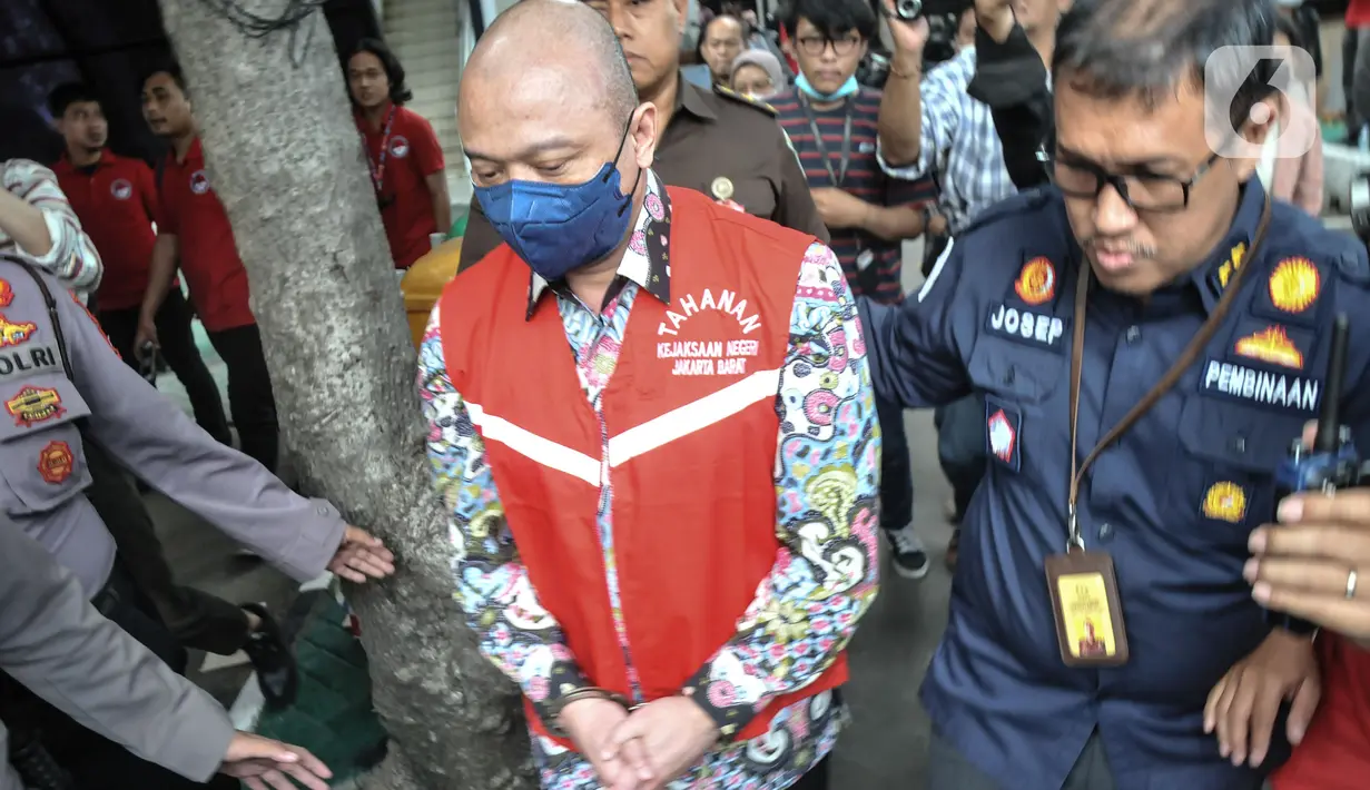 Tersangka Irjen Pol Teddy Minahasa mengenakan rompi merah Kejaksaan saat menuju mobil tahanan usai pelimpahan tahap II kasus narkoba di Kejaksaan Negeri Jakarta Barat, Rabu (11/1/2023). Penyidik Ditresnarkoba Polda Metro Jaya resmi melimpahkan berkas perkara kasus narkoba mantan Kapolda Sumatera Barat Irjen Pol Teddy Minahasa dan sejumlah tersangka ke Kejari Jakarta Barat. (merdeka.com/Iqbal S Nugroho)