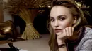 Lily-Rose Depp tampil dengan gaya elegan mengenakan jam tangan terbaru Chanel, Premiere. [Chanel]