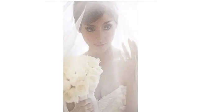 Begini potret Eva Anindita saat menikah, tampil cantik dengan gaun pengantin warna putih.