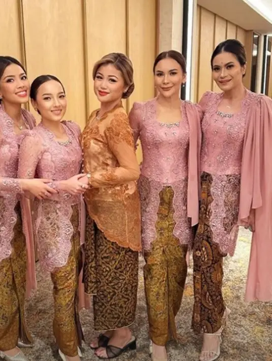 Di momen tunangan Aaliyah Massaid dan Thariq Halilintar, Zahwa Massaid diketahui masih berada di luar negeri, tapi kali ini, ketiga kakak perempuannya lengkap berkumpul untuk mengantarkan sang adik menikah. [Foto: Instagram/deafebrindagallery]