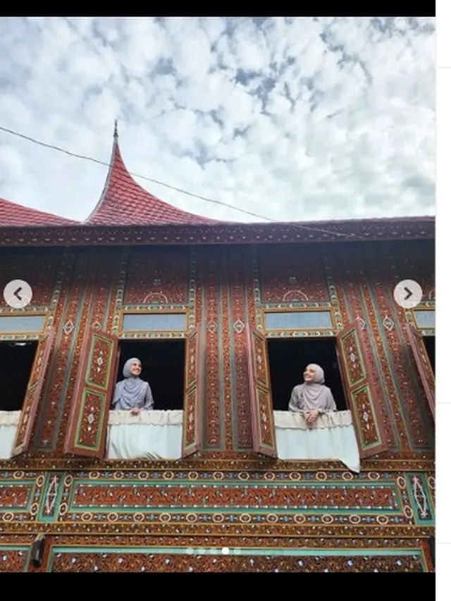 Momen Shireen Sungkar dan Zaskia Sungkar di desa Cupak, Solok, Sumatra Barat (Foto: Instagram zaskiasungkar15)