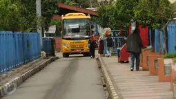 Sebuah bus sekolah bersiap masuk Terminal Blok M Jakarta, Senin (21/12/2015). Bus sekolah dikerahkan untuk mengantisipasi penumpukan penumpang seiring mogoknya sejumlah sopir metromini. (Liputan6.com/Helmi Fithriansyah)