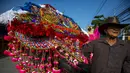 Seorang petani membawa kerbau yang dihiasi hiasan dalam festival balap kerbau di Chonburi, Thailand (26/10/2015). Festival tahunan itu diikuti puluhan petani di Chonburi untuk merayakan panen padi. (Reuters/Athit Perawongmetha)