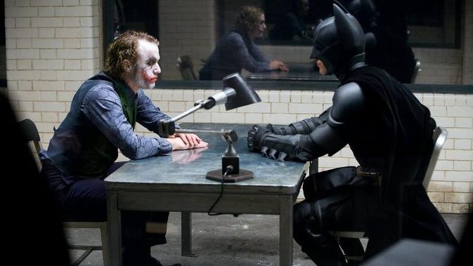 Heath Ledger dan Christian Bale di The Dark Knight (2008). foto: stylenoir.com