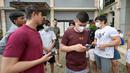 Pengungsi Afghanistan memanggil keluarga mereka yang masih tinggal di Afghanistan dari sebuah kamp pengungsi di Bekasi, Jawa Barat (20/8/2021). Mereka tidak bersedia kembali ke negaranya, terutama setelah Taliban mengambil alih kekuasaan dari pemerintahan Presiden Ashraf Ghani. (AFP/Bay Ismoyo)